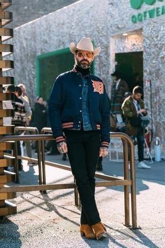 С чем носить темно-синюю куртку с принтом мужчине