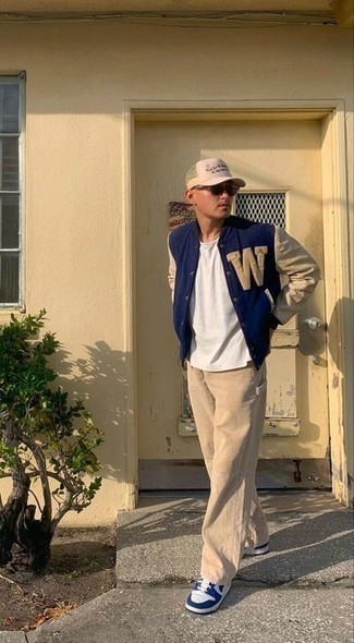 С чем носить темно-синюю куртку с принтом мужчине