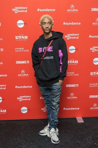 С чем носить темно-синие джинсы с принтом мужчине