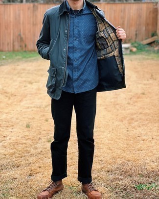 С чем носить темно-синюю рубашку с длинным рукавом с принтом мужчине