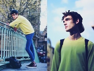 С чем носить темно-синие низкие кеды с принтом мужчине