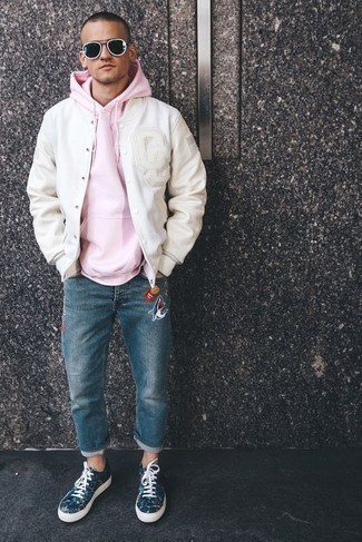 С чем носить темно-синие низкие кеды с принтом мужчине