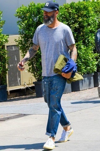 С чем носить темно-синие брюки с принтом мужчине