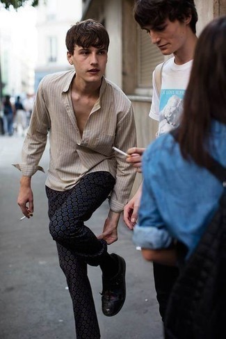 С чем носить темно-синие брюки с принтом мужчине