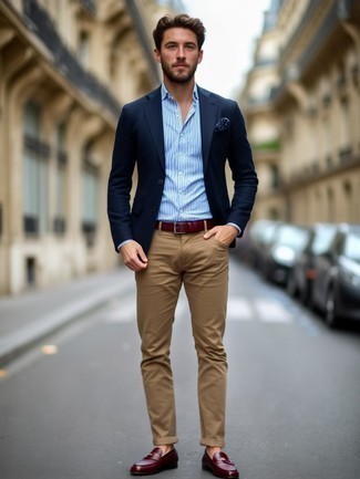 С чем носить темно-синий нагрудный платок с принтом