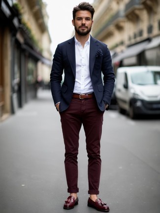 С чем носить темно-синий нагрудный платок с принтом