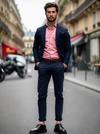 С чем носить темно-синий нагрудный платок с принтом