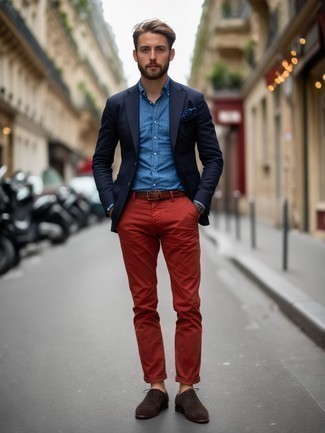 С чем носить темно-синий нагрудный платок с принтом