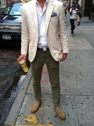 С чем носить темно-синий нагрудный платок с принтом