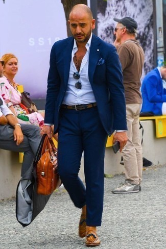 С чем носить темно-синий нагрудный платок с принтом