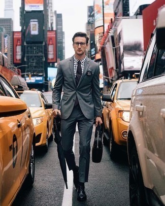 С чем носить темно-синий нагрудный платок с принтом