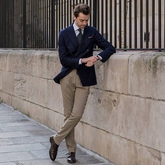 С чем носить темно-синий нагрудный платок с принтом