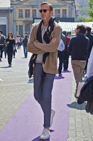 С чем носить темно-синий шарф с принтом мужчине