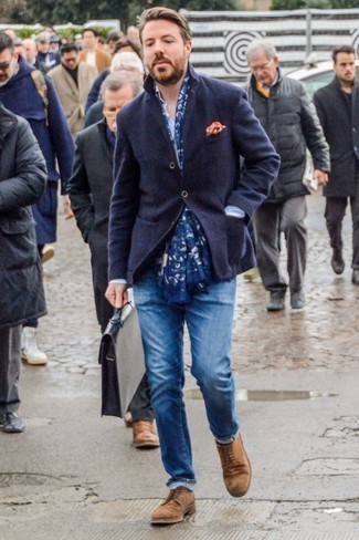 С чем носить темно-синий шарф с принтом мужчине