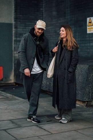 С чем носить темно-синий шарф с принтом мужчине