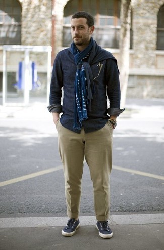 С чем носить темно-синий шарф с принтом мужчине