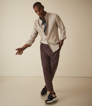 С чем носить темно-синий шарф с принтом мужчине