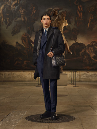 С чем носить темно-синюю рубашку с принтом мужчине