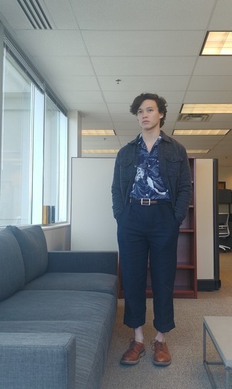 С чем носить темно-синюю рубашку с принтом мужчине