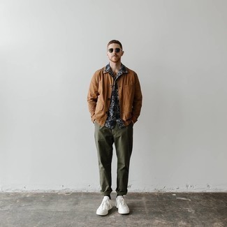 С чем носить темно-синюю рубашку с принтом мужчине