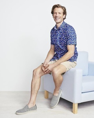 С чем носить темно-синюю рубашку с принтом мужчине