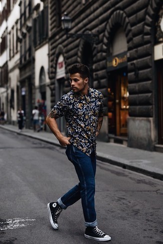 С чем носить темно-синюю рубашку с принтом мужчине