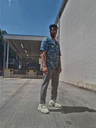 С чем носить темно-синюю рубашку с принтом мужчине