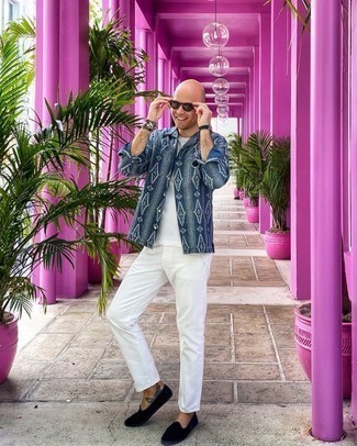 С чем носить темно-синюю рубашку с принтом мужчине