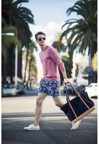 С чем носить темно-синие шорты с принтом мужчине