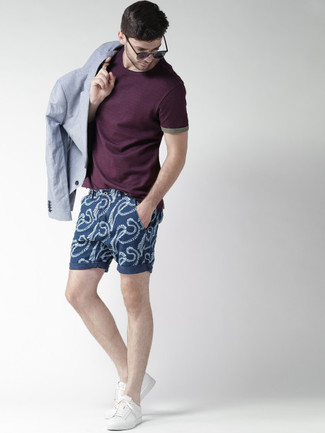 С чем носить темно-синие шорты с принтом мужчине