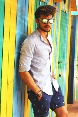 С чем носить темно-синие шорты с принтом мужчине