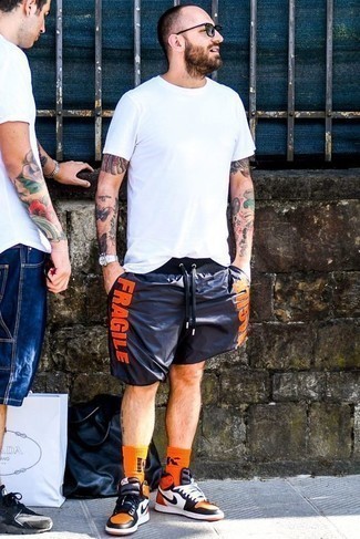 С чем носить темно-синие шорты с принтом мужчине