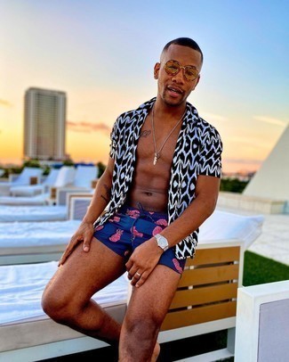 С чем носить темно-синие шорты с принтом мужчине