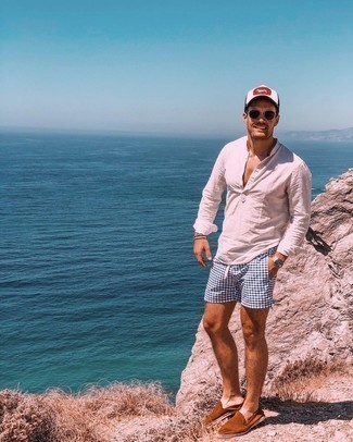 С чем носить темно-синие шорты с принтом мужчине