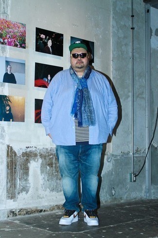 С чем носить темно-синий шелковый шарф с принтом мужчине