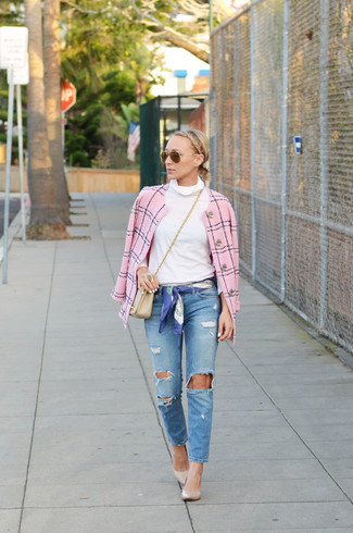 С чем носить темно-синий шелковый шарф с принтом женщине