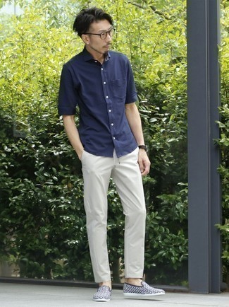 С чем носить темно-синие слипоны с принтом мужчине