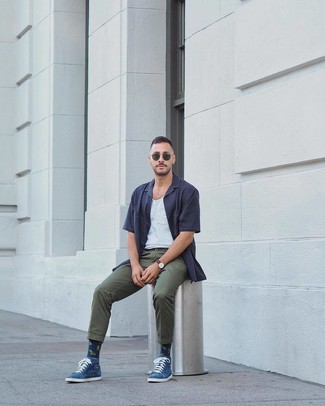 С чем носить темно-синие носки с принтом мужчине