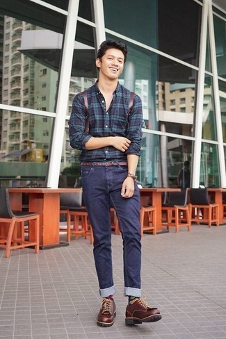 С чем носить темно-синие носки с принтом мужчине