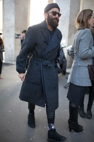 С чем носить темно-синие носки с принтом мужчине