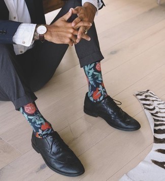 С чем носить темно-синие носки с принтом мужчине