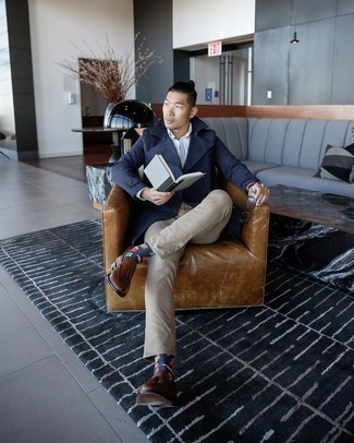 С чем носить темно-синие носки с принтом мужчине