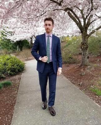 С чем носить темно-синие носки с принтом мужчине