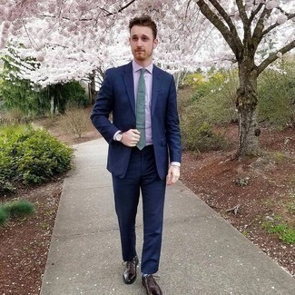 С чем носить темно-синие носки с принтом мужчине