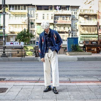 С чем носить темно-синий свитер с принтом мужчине