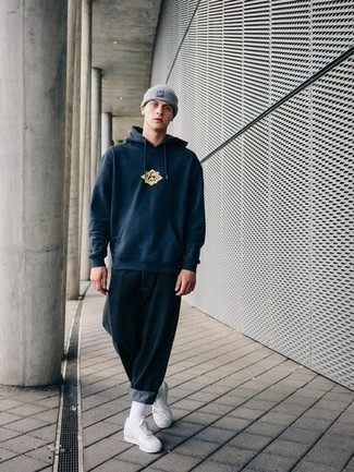 С чем носить темно-синий свитер с принтом мужчине