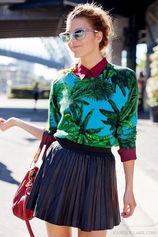 С чем носить темно-синий свитер с принтом женщине