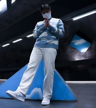 С чем носить темно-синий свитер с принтом мужчине