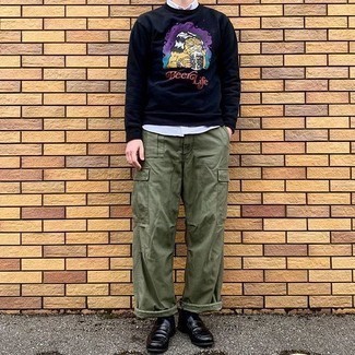 Как носить темно-синий свитшот с принтом с оливковыми брюками карго