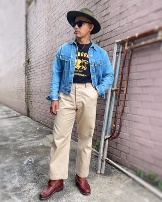 С чем носить темно-синюю футболку с принтом мужчине